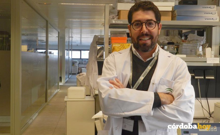 El doctor Miguel González, investigador del grupo de Oftalmología del Imibic