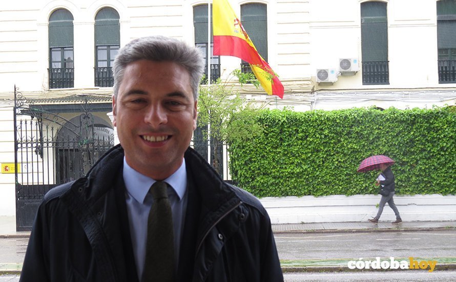 Andrés Lorite a las puertas de la Comandancia de la Guardia Civil