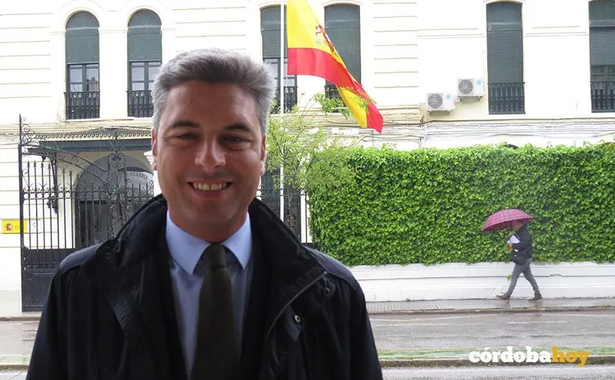 Andr&eacute;s Lorite a las puertas de la Comandancia de la Guardia Civil