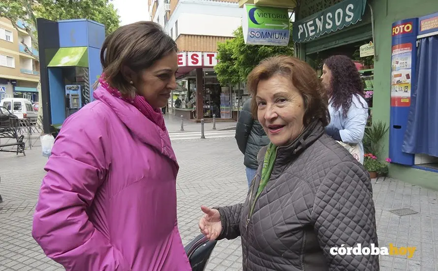 La alcaldesa, Isabel Ambrosio, con una vecina de Santa Rosa