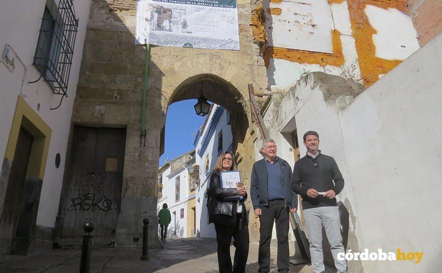 Carmen Chacón, Emilio García y Pedro García bajo el Arco del Portillo