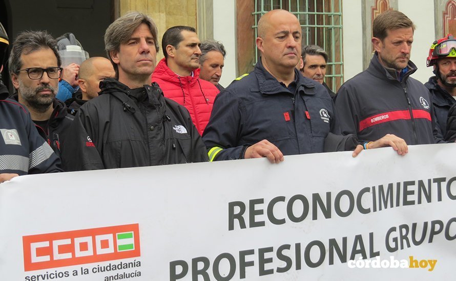 Protesta de los bomberos ante la Diputación