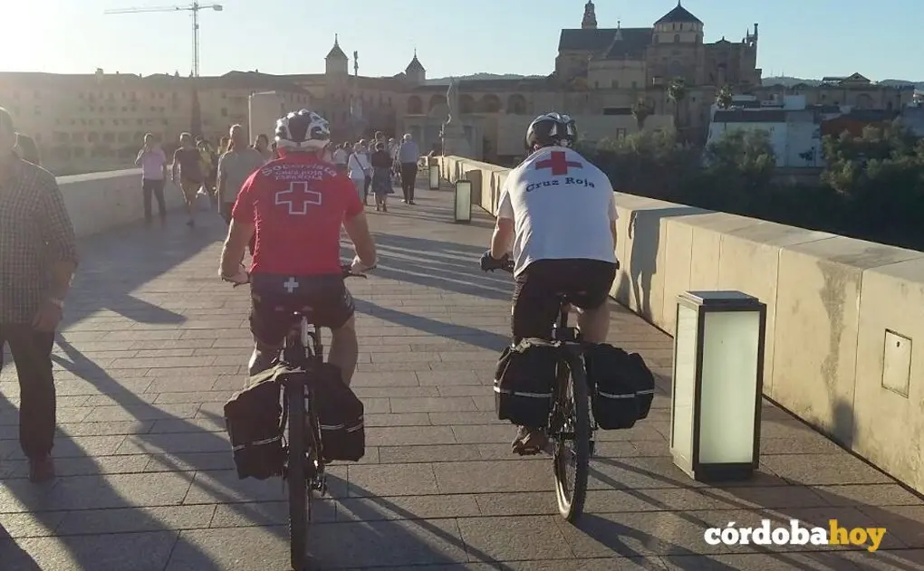 Ciclista de la Cruz Roja en el entorno de la Puerta del Puente