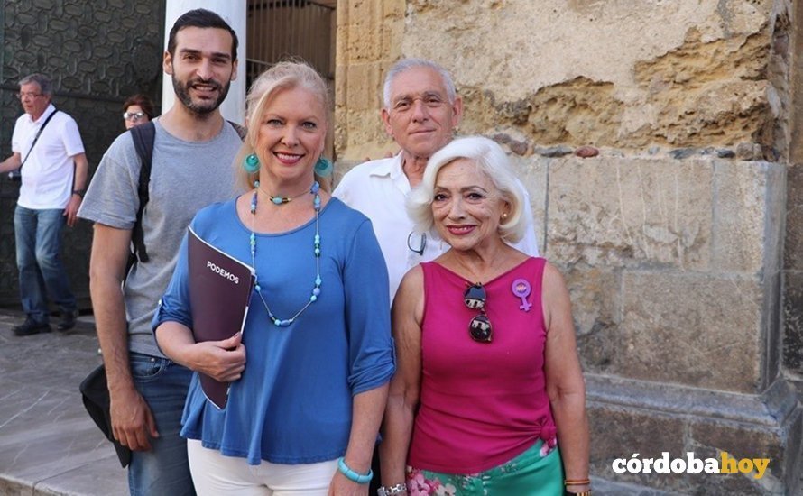 Miembros de la candidatura de Podemos en la puerta de la Mezquita-Catedral de Córdoba