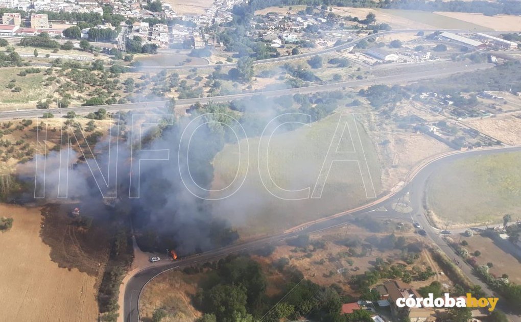 Incendio cercano a la barriada de Alcolea FOTO TWITTER DEL INFOCA
