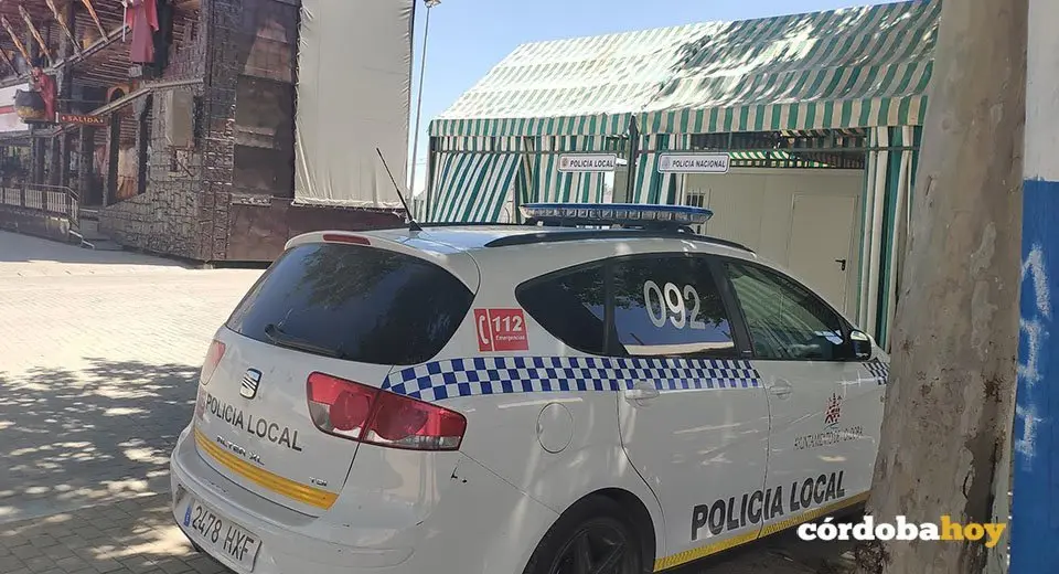 Coche de la Polic&iacute;a Local en la Feria de C&oacute;rdoba
