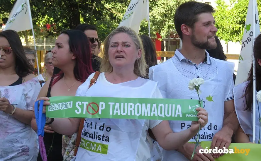 Miembros de Pacma contra la tauromaquia