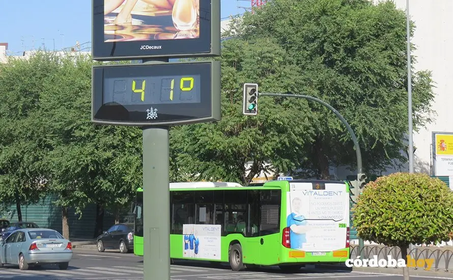Un term&oacute;metro con 41 grados, en una imagen de archivo