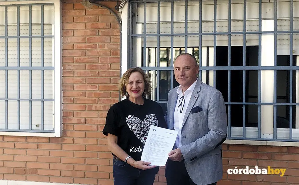 La firma del convenio con Pedra en la sede de la asociaci&oacute;n de personas sordas