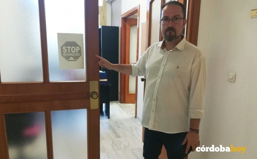 Juan Alcántara con el cartel de Stop Desahucios colocado en el antiguo despacho que les correspondía 1