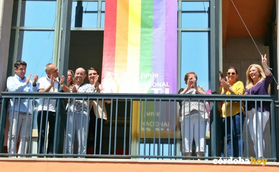 Izada de la bandera multicolor del colectivo LGTBI en el Ayuntamiento