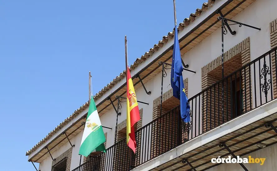 Banderas a media asta en el Ayuntamiento de Castro