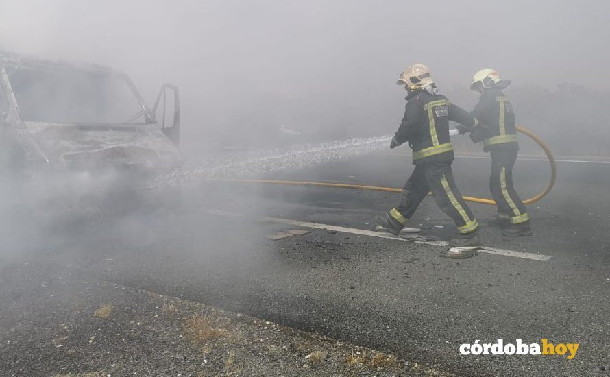 Imagen de archivo de los bomberos actuando en un incendio de vehículo en plena carretera