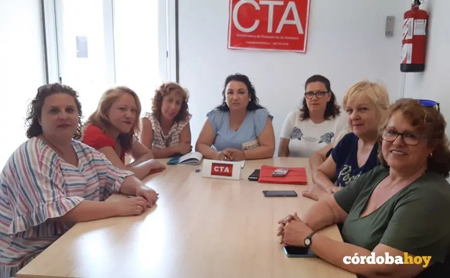Trabajadoras de la Ayuda a Domicilio con Olga Perales (centro)