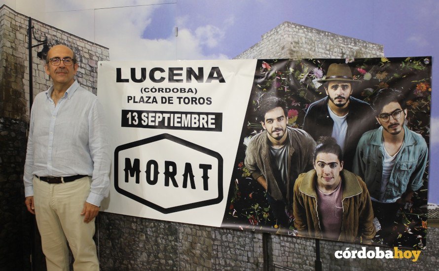 concejal de Fiestas de Lucena, José Pedro Moreno, junto al cartel de Morat