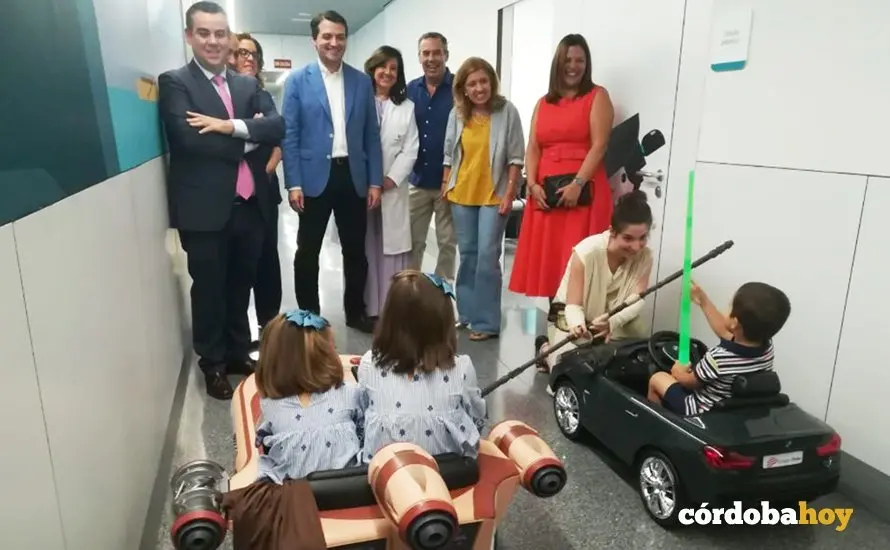 Entrega de los coches el&eacute;ctricos infantles al Hospital Quir&oacute;nsalud C&oacute;rdoba