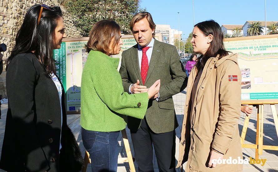 Isabel Ambrosio, cuando era alcaldesa, explica la remodelación de El Marrubial a Antonio Repullo y Cristina Casanueva