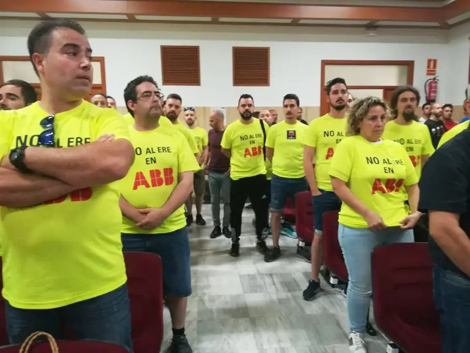 Trabajadores de ABB en el Pleno municipal