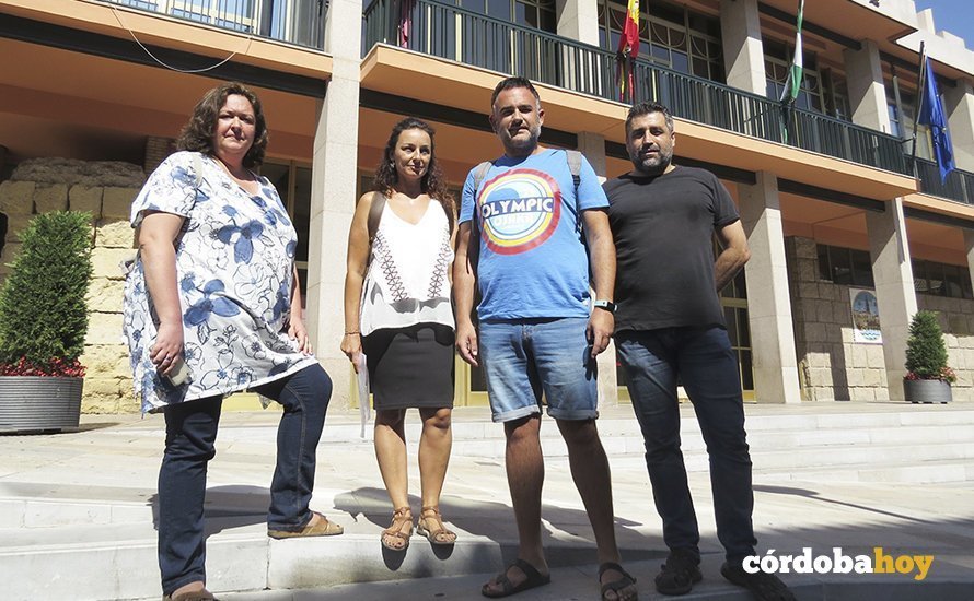 Miembros de Ganemos en Común a las puertas del Ayuntamiento de Córdoba