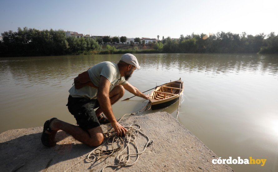 Rafael Pulido botando la maqueta de antigua barca del Guadalquivir