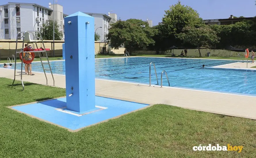 Primer d&iacute;a de ba&ntilde;o en la piscina de la calle Marbella 5