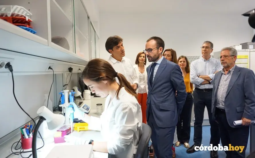 Autoridades de la Junta y universitarias en la visita a Agrocelys