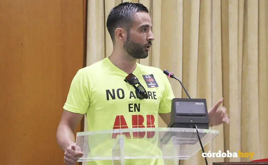 Jes&uacute;s Villegas, presidente del comit&eacute; de empresa de ABB en C&oacute;rdoba, en el Pleno municipal