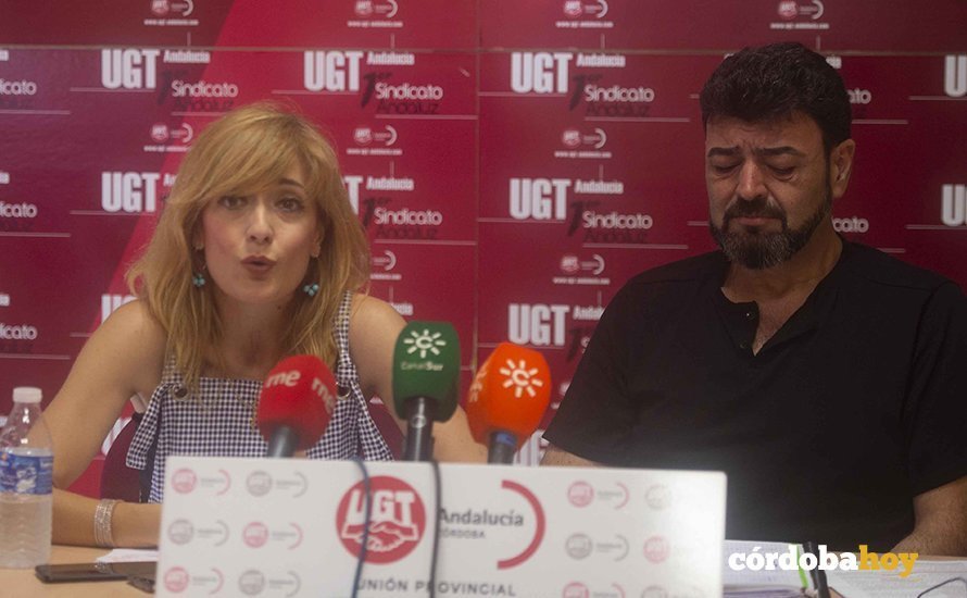 Carmen Castilla y Vicente Palomares en la sede de UGT de Córdoba