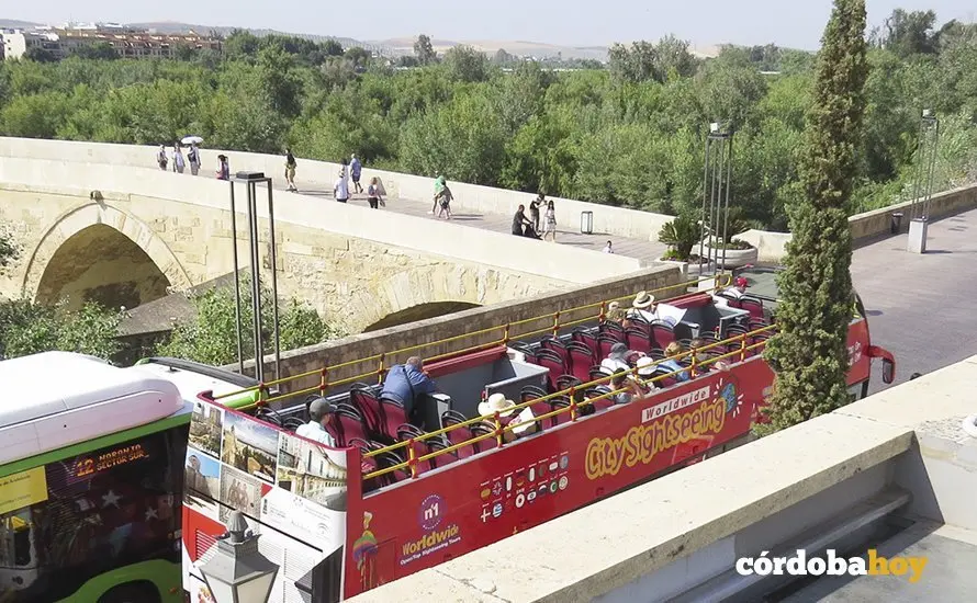 Autob&uacute;s tur&iacute;stico a su paso por el Puente Romano
