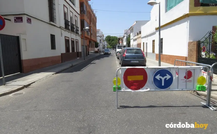 Calle Escultor Mercado Sol&iacute;s, de la Colonia de la Paz, cortada por obras