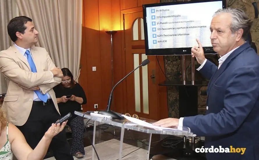 Exposici&oacute;n de Jos&eacute; Mar&iacute;a Bellido y Salvador Fuentes sobre la bajada de impuestos