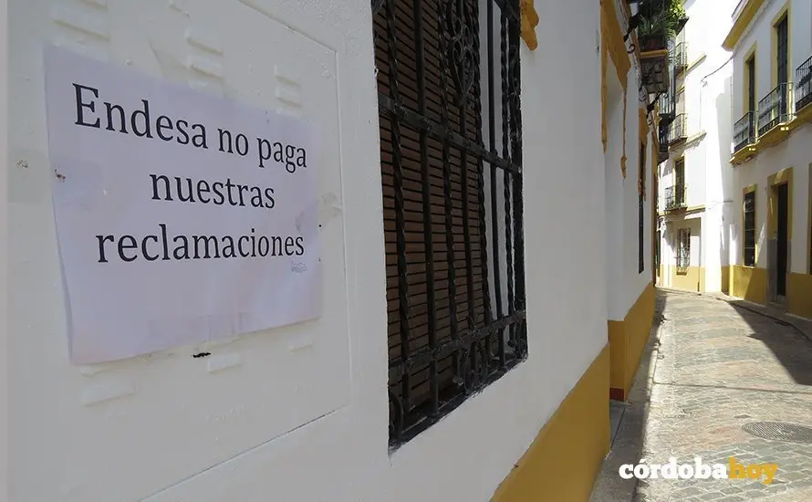 Una de los carteles que se pueden ver en la Juder&iacute;a con reclamaciones a Endesa
