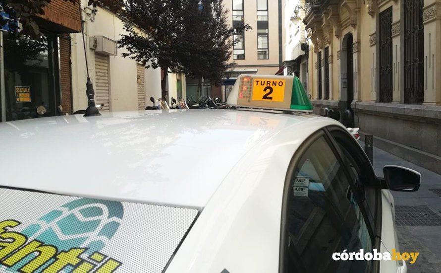 Un taxi con el cartel de los turnos establecidos