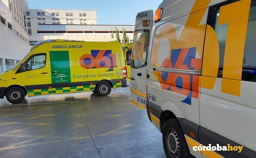Dos ambulancias en el Hospital Reina Sofía de Córdoba