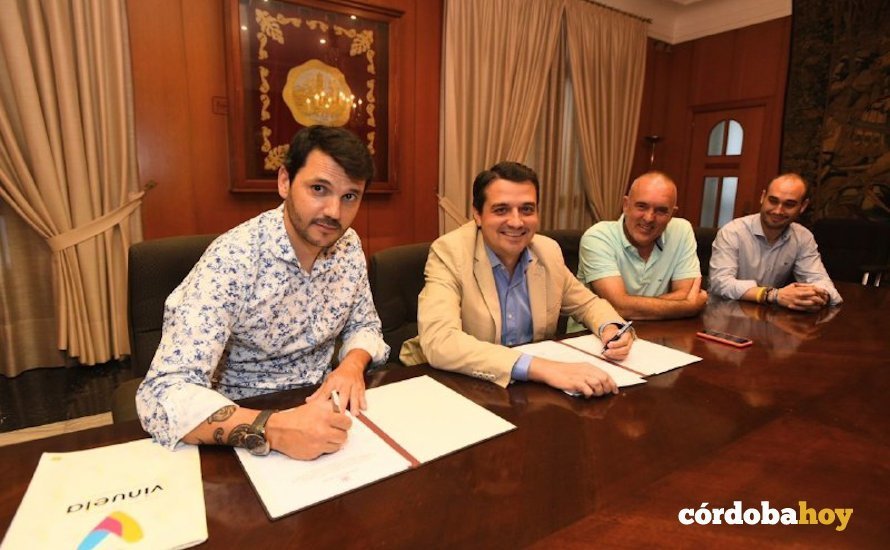 Firma del convenio entre el alcalde y los comerciantes de La Viñuela