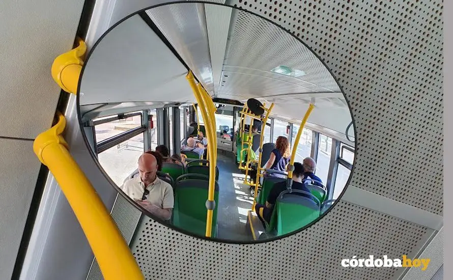Interior de un autob&uacute;s de Aucorsa
