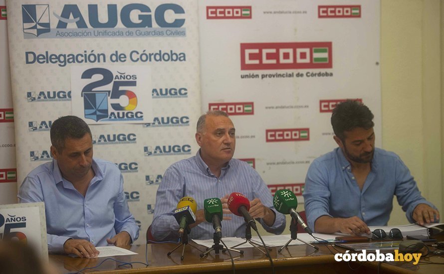 Alberto Moya (centro) durante su comparecencia en la sede de CCOO de Córdoba
