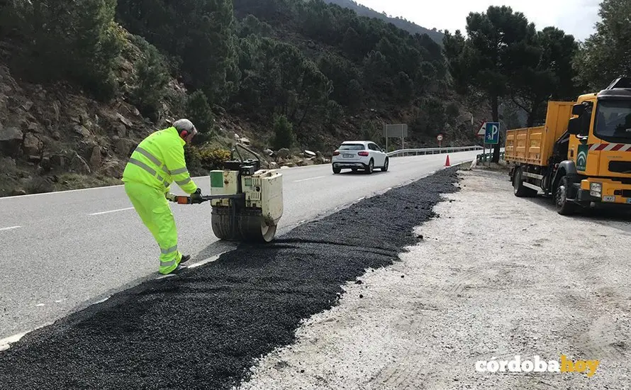 Conservaci&oacute;n de carreteras por la Junta de Andaluc&iacute;a, en una imagen de archivo