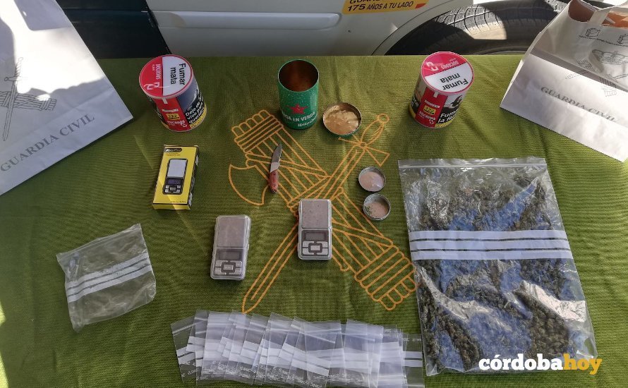 Droga y diversos objetos requisados al detenido en Cardeña