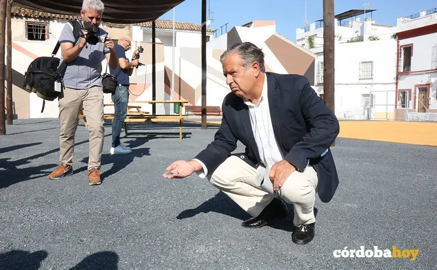 Salvador Fuentes mostrando uno de los tipos de gravilla problem&aacute;ticos en el cine Andaluc&iacute;a