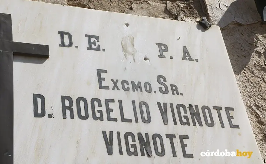 Losas curiosas del cementerio de Nuestra Se&ntilde;ora de la Salud