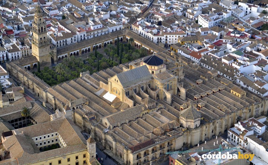 La Mezquita-Catedral vista desde el aire en una imagen de la Agrupación de Cofradías
