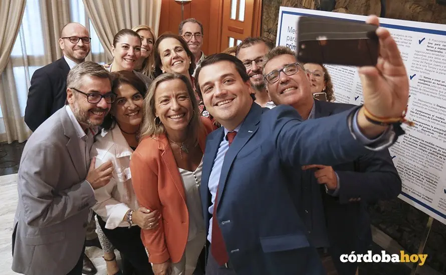 El alcalde, Jos&eacute; Mar&iacute;a Bellido, se hace un'selfie' con su equipo de gobierno