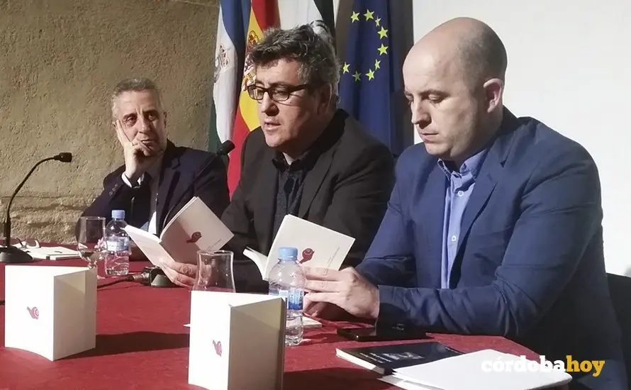 Juan Vicente Piqueras durante la presentaci&oacute;n de un libro en Lucena