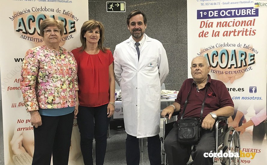 En la foto, el doctor Romero junto a miembros de la Asociación Cordobesa de Enfermos de Artritis Reumatoide (Acoare)