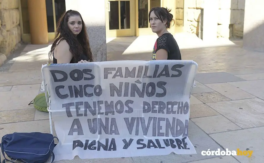 Las dos mujeres acampadas ante el Ayuntamiento por su mala situaci&oacute;n habitacional