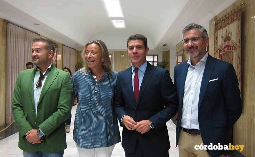 Sergio Romero (centro) en su visita al Ayuntamiento de Córdoba