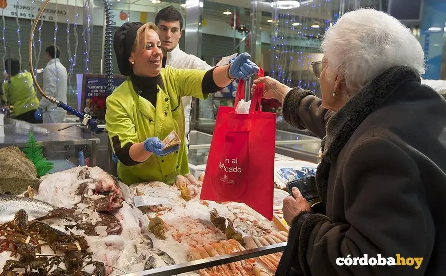Compras en el mercado, en una imagen de archivo