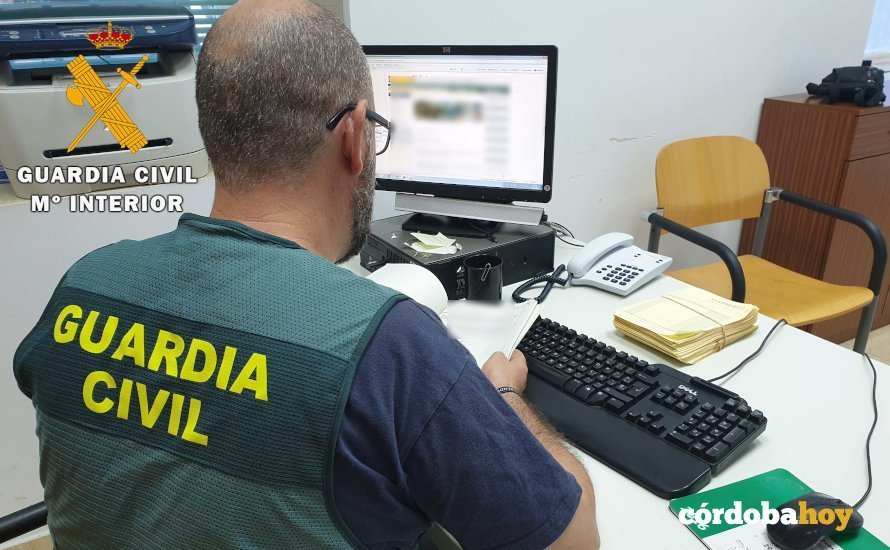 Guardia civil comprobando datos dentro de la Operación Peoná