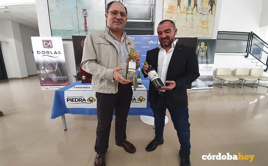 Antonio Doblas Martos y Joaquín Quijadas con el producto de su innovación